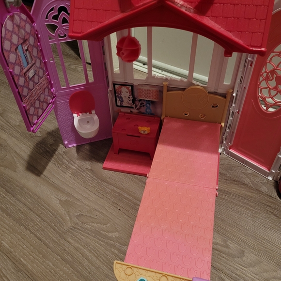 Mattel Barbie Glam Getaway Portable Doll House - Picture 7 of 11